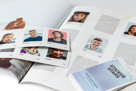 Designerpacks und unser Muster-Hochzeitsalbum: aus Gästen werden Sammelbilder mit Namen und Nummer, im Album wartet für jedes das passende Feld