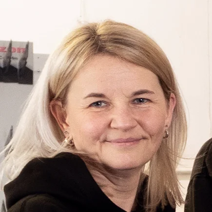 Beate, Versand